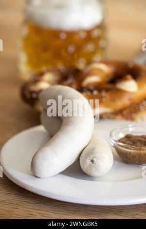 Bayerische Kalbswürste Auf Holz Stockfoto