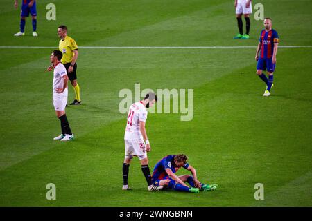 RAKITIC, FOUL, BARCELONA FC, 2017: Ivan Rakitić wird von Nicolás Pareja angegriffen. Barcelona FC gegen Sevilla FC in Camp Nou, Barcelona am 5. April 2017. Foto: Rob Watkins. Barca gewann das Spiel 3-0 mit drei Toren in den ersten 33 Minuten. Das Spiel wurde in einer Regenflut während eines massiven Frühlingssturms ausgetragen. Stockfoto