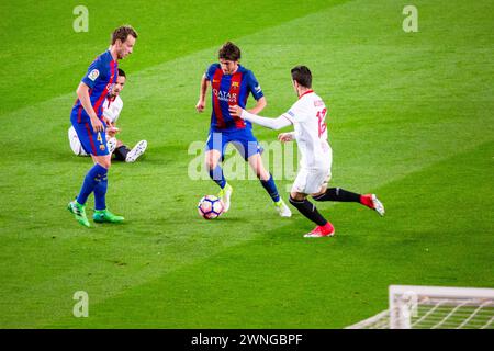 ROBERTO, BARCELONA FC, 2017: Sergi Roberto greift am Rand der Box an. Barcelona FC gegen Sevilla FC in Camp Nou, Barcelona am 5. April 2017. Foto: Rob Watkins. Barca gewann das Spiel 3-0 mit drei Toren in den ersten 33 Minuten. Das Spiel wurde in einer Regenflut während eines massiven Frühlingssturms ausgetragen. Stockfoto