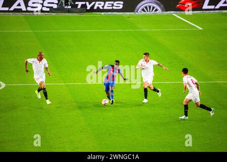 UMTITI, BARCELONA FC, 2017: Samuel Umtiti greift im Mittelfeld an. Barcelona FC gegen Sevilla FC in Camp Nou, Barcelona am 5. April 2017. Foto: Rob Watkins. Barca gewann das Spiel 3-0 mit drei Toren in den ersten 33 Minuten. Das Spiel wurde in einer Regenflut während eines massiven Frühlingssturms ausgetragen. Stockfoto