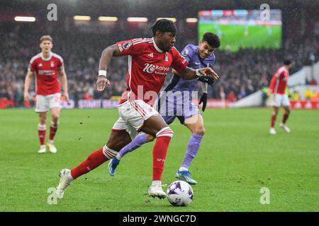 Anthony Elanga aus Nottingham Forest läuft mit dem Ball unter Druck von Luis Diaz aus Liverpool während des Premier League-Spiels zwischen Nottingham Forest und Liverpool am Samstag, den 2. März 2024, auf dem City Ground in Nottingham. (Foto: Jon Hobley | MI News) (Foto: MI News/NurPhoto) Credit: NurPhoto SRL/Alamy Live News Stockfoto