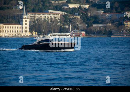 Power Boat Taxi in Bosporus schnelllebigen und Spritzwasser. Der anatolischen Seite von Istanbul und den Bosporus Brücke im Hintergrund. Stockfoto