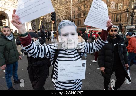 London, Großbritannien. 2. März 2024. Ein Demonstrant trägt eine Keir Starmer-Maske und ein Gefangenenkostüm während eines von Palestine Pulse in Westminster einberufenen Protestes, der sofortige Hilfe für die belagerten Menschen in Gaza fordert und zur Verhaftung britischer Politiker aufruft, die "mitschuldig" an einem Konflikt sind, der vom Holocaust-Gelehrten Raz Segal als "Lehrbuchfall" beschrieben wurde des Völkermordes", und gegen das derzeit der Internationale Strafgerichtshof ermittelt wird. Quelle: Ron Fassbender/Alamy Live News Stockfoto