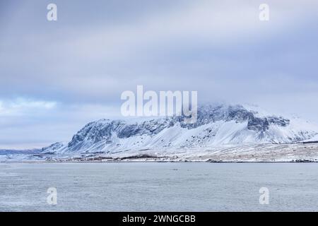 Schneebedeckte Berge am Meer im Winter, Island - Februar 2024 Stockfoto