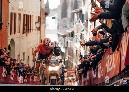 Siena, Italien. März 2024. Foto: Zac Williams/SWpix.com - 03/03/2024 - Radfahren - 2024 Strade Bianche - Thomas Pidcock, Ineos Grenadiers. Quelle: SWpix/Alamy Live News Stockfoto