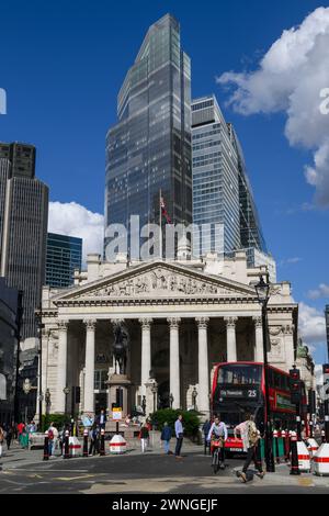 Die neu errichteten Wolkenkratzer aus zweiundzwanzig Bishopsgate, 8 Bishopsgate und 122 Leadenhall Street (L-R) werfen heute den historischen Bau der Royal Exchange auf Stockfoto