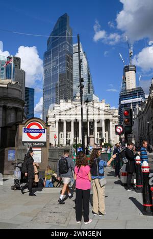 Die neu errichteten Wolkenkratzer aus zweiundzwanzig Bishopsgate, 8 Bishopsgate und 122 Leadenhall Street (L-R) werfen heute den historischen Bau der Royal Exchange auf Stockfoto