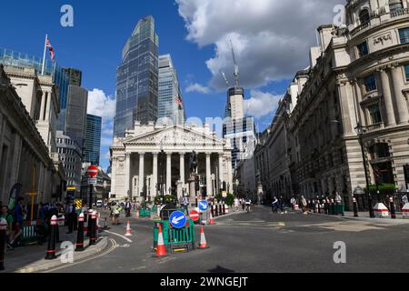 Die neu errichteten Wolkenkratzer aus zweiundzwanzig Bishopsgate, 8 Bishopsgate und 122 Leadenhall Street (L-R) werfen heute den historischen Bau der Royal Exchange auf Stockfoto