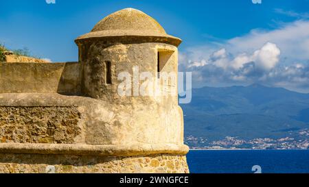 La Citadelle in Ajaccio, alte Steinfestung und Sandstrand in Korsika, Frankreich Stockfoto