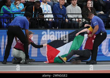 Glasgow, Großbritannien. März 2024. Ein Demonstrant mit palästinensischer Flagge, abgebildet am zweiten Tag der Leichtathletik-Hallenweltmeisterschaft in Glasgow, Schottland, Großbritannien, am Samstag, den 2. März 2024. Die Welten finden vom 01. Bis 03. März 2024 statt. BELGA FOTO BENOIT DOPPAGNE Credit: Belga News Agency/Alamy Live News Stockfoto