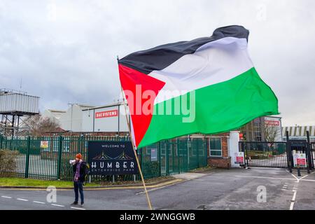 Brough, Großbritannien. MÄRZ 2024. Eine palästinensische Flagge fliegt über einem pro-palästinensischen Demonstranten, der vor der BAE-Systemfabrik in Brough eine Rede hält. Story: Ein Protest, der von Mitgliedern der Young Communist League vor der BAE-Systemfabrik in Brough, 12 Meilen westlich von Hull, organisiert wurde. Die Fabrik wurde für die Entwicklung der F-35-Flugzeuge verwendet, die von der israelischen Regierung eingesetzt wurden. Etwa 33 Demonstranten, keine Festnahmen. Credit Milo Chandler/Alamy Live News Stockfoto