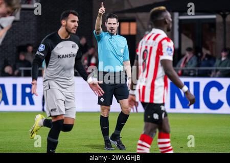 Rotterdam, Niederlande. März 2024. ROTTERDAM, NIEDERLANDE - 2. MÄRZ: Schiedsrichter Jochem Kamphuis zeigt während des niederländischen Eredivisie-Spiels zwischen Sparta Rotterdam und AZ im Sparta-stadion Het Kasteel am 2. März 2024 in Rotterdam. (Foto von Gabriel Calvino Alonso/Orange Pictures) Credit: Orange Pics BV/Alamy Live News Stockfoto