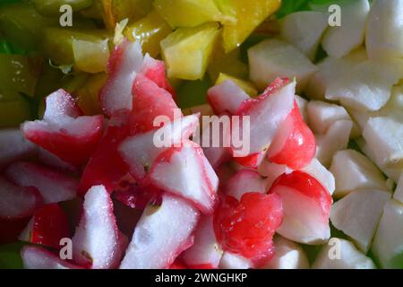 Foto einer Vielzahl von Früchten „Rujak“ mit Sauce aus braunem Zucker und Erdnüssen, ein frischer Snack aus Indonesien Stockfoto