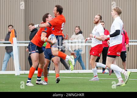 AMSTERDAM, NIEDERLANDE - 02. MÄRZ: Maxime van Hilst Spieler des RFC Cardiff traf sich nach seinem Debüt und seinem ersten Versuch während des internationalen Rugby Europe Stockfoto