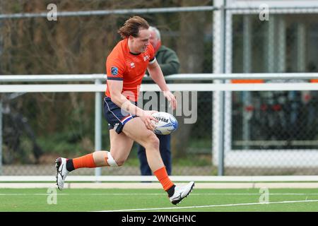 AMSTERDAM, NIEDERLANDE - 2. MÄRZ: Probieren Sie Daily Limmen Spieler von Castricumse RC während des internationalen Rugby-Europameisterschaftsspiels zwischen dem Netz aus Stockfoto