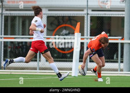 AMSTERDAM, NIEDERLANDE - 2. MÄRZ: Probieren Sie Daily Limmen Spieler von Castricumse RC während des internationalen Rugby-Europameisterschaftsspiels zwischen dem Netz aus Stockfoto