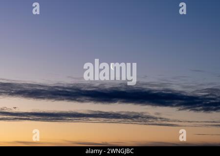Der Himmel am frühen Morgen in Island und der Mond am Himmel Stockfoto