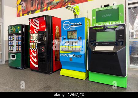 Selbstbedienungs- und Verkaufsautomaten am Eingang des Walmart Superstores Stockfoto