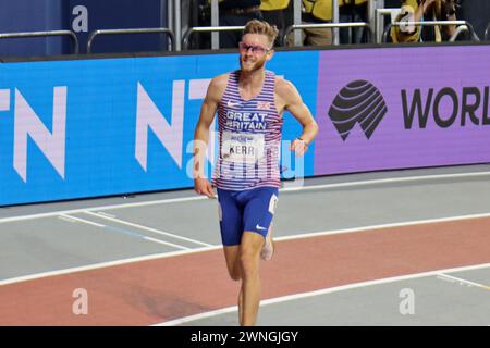 Glasgow, Großbritannien. März 2024. Emirates Arena, Glasgow, Schottland - Samstag, den 2. März: Josh KERR (Großbritannien und Nordirland - GBR) gewinnt die 3000 Meter bei der Leichtathletik-Hallenweltmeisterschaft Glasgow 2024 in der Emirates Arena am Samstag, den 2. März 2024 (Claire Jeffrey/SPP) Credit: SPP Sport Press Photo. /Alamy Live News Stockfoto