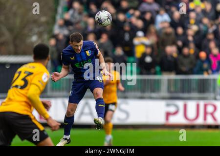 Newport, Großbritannien. März 2024. Ollie Clark aus Mansfield Town führt am Samstag, den 2. März 2024, bei der Rodney Parade in Newport, Wales, beim Spiel der EFL-Football-Liga, Newport County gegen Mansfield Town. Dieses Bild darf nur für redaktionelle Zwecke verwendet werden. Nur redaktionelle Verwendung, Bild nach Credit: Andrew Orchard Sportfotografie/Alamy Live News Stockfoto