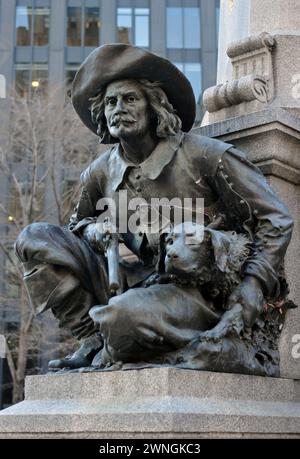 Eine Skulptur von Raphaël-Lambert Closse vom Bildhauer Louis-Philippe Hébert am Fuß des Maisonneuve-Monuments in Old Montreal's Place d'Armes. Stockfoto