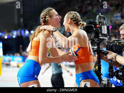 Die niederländische Femke Bol (links) feiert den Weltrekord mit ihrer Landsfrau Lieke Klaver in den 400-Meter-Rennen der Frauen während des zweiten Tages der Hallenathletik-Weltmeisterschaft in der Emirates Arena in Glasgow. Bilddatum: Samstag, 2. März 2024. Stockfoto