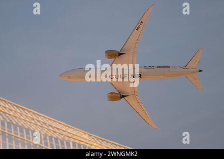 Sakhir, Bahrain. März 2024. Eine Gulf Air Boeing 787 Dreamliner fliegt während einer Demonstrationsflugshow vor dem Start des Formel-1-Grand Prix von Bahrain über die Wüste Sakhir. Gulf Air ist die staatliche Fluggesellschaft des Königreichs Bahrain. (Kreditbild: © Taidgh Barron/ZUMA Press Wire) NUR REDAKTIONELLE VERWENDUNG! Nicht für kommerzielle ZWECKE! Stockfoto