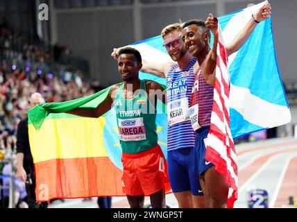 Selemon Barega aus Äthiopien, Josh Kerr aus Großbritannien und Yared Nugese aus den USA feiern den Sieg der 3000 Meter langen MNE während des zweiten Tages der Hallenathletik-Weltmeisterschaft in der Emirates Arena in Glasgow. Bilddatum: Samstag, 2. März 2024. Stockfoto