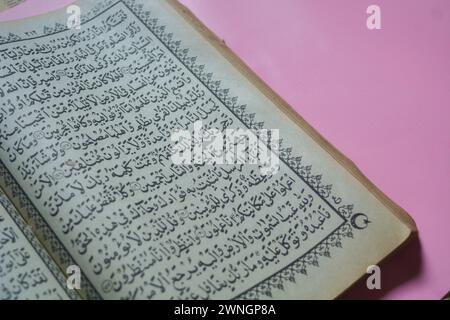 12. Juni 2023, Flachbild-Foto des Korans, Gebetsteppiche und Gebetskegeln für Muslime, Wonosobo, Indonesien Stockfoto