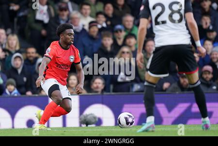 LONDON, ENGLAND - 2. MÄRZ: Tariq Lamptey von Brighton & Hove Albion während des Premier League-Spiels zwischen Fulham und Brighton & Hove Albion im Craven Cottage am 2. März 2024 in London. (Foto: Dylan Hepworth/MB Media) Stockfoto