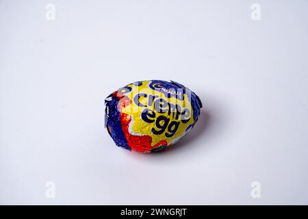 Norwich, Norfolk, Vereinigtes Königreich – 02. März 2024. Ein Cadbury Creme Ei auf weißem Hintergrund Stockfoto