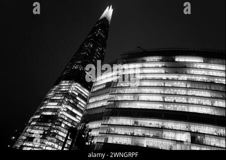 Kraftvolle abstrakte monochrome architektonische beleuchtete Nachtlandschaft von The Shard, aufgenommen von der London Bridge. Stockfoto