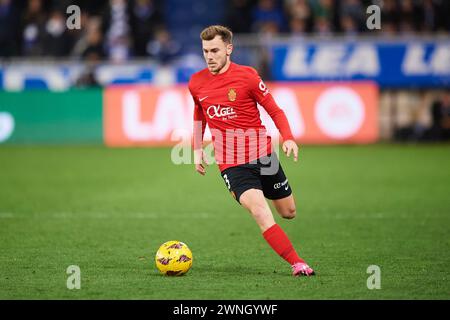 Antonio Latorre „Lato“ von RCD Mallorca mit dem Ball während des LaLiga EA Sports Matches zwischen Deportivo Alaves und RCD Mallorca in Mendizorrotza Stad Stockfoto