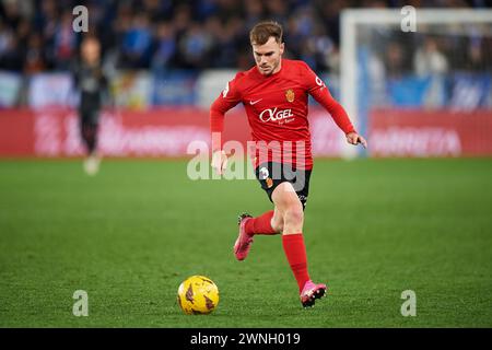 Antonio Latorre „Lato“ von RCD Mallorca mit dem Ball während des LaLiga EA Sports Matches zwischen Deportivo Alaves und RCD Mallorca in Mendizorrotza Stad Stockfoto