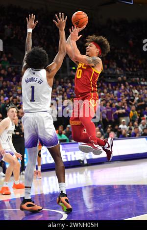 Seattle, WA, USA. März 2024. Der USC Trojans-Wachmann Kobe Johnson (0) hebt sich für einen Schuss in der Lane während des NCAA Basketballspiels zwischen den UCSC Trojans und Washington Huskies im HEC Ed Pavilion in Seattle, WA. Steve Faber/CSM (Foto: © Steve Faber/Cal Sport Media). Quelle: csm/Alamy Live News Stockfoto