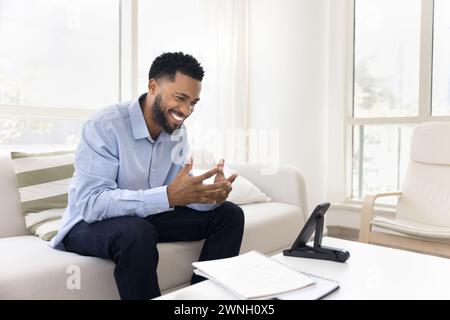 Glücklicher, gutaussehender afrikanischer Student, der mit dem Lehrer spricht Stockfoto