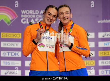 Lieke Klaver, Silber, und Femke Bol, Gold auf dem Podium der Frauen 400 Meter während des zweiten Tages der Hallenathletik-Weltmeisterschaft in der Emirates Arena, Glasgow. Bilddatum: Samstag, 2. März 2024. Stockfoto