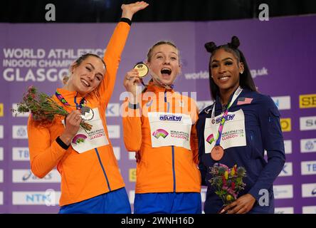 Lieke Klaver, Silber, Femke Bol der Niederlande, Gold und Alexis Holmes, Silber, auf dem Siegertreppchen für die Frauen 400 Meter am zweiten Tag der Leichtathletik-Weltmeisterschaft in der Emirates Arena in Glasgow. Bilddatum: Samstag, 2. März 2024. Stockfoto