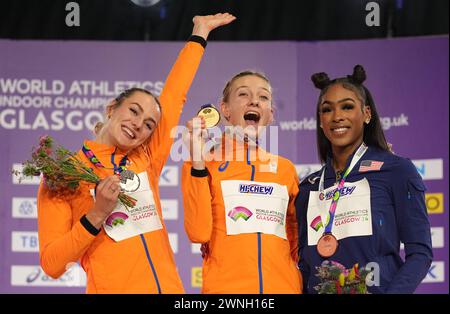 Lieke Klaver, Silber, Femke Bol der Niederlande, Gold und Alexis Holmes, Silber, auf dem Siegertreppchen für die Frauen 400 Meter am zweiten Tag der Leichtathletik-Weltmeisterschaft in der Emirates Arena in Glasgow. Bilddatum: Samstag, 2. März 2024. Stockfoto