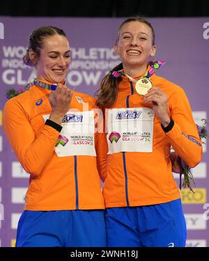 Lieke Klaver, Silber, und Femke Bol, Gold auf dem Podium der Frauen 400 Meter während des zweiten Tages der Hallenathletik-Weltmeisterschaft in der Emirates Arena, Glasgow. Bilddatum: Samstag, 2. März 2024. Stockfoto