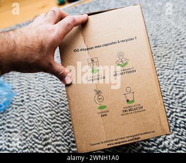 Bremen, Deutschland 10. Dezember 2023: Die Verpackung aus Nespresso-Pappe zeigt Anweisungen, wo Kapseln recycelt werden müssen, und fördert so die Umweltverantwortung. Stockfoto