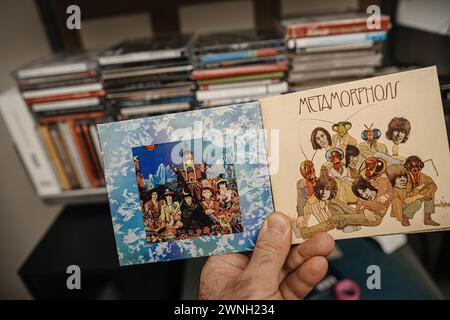 Paris, Frankreich - 12. Januar 2024: Eine männliche Hand hält zart die neuesten The Rolling Stones - This Satanic Majesties Request SACD zusammen mit dem Metamorphosis Album im Super Audio CD-Format und zeigt die zeitlose Musik der legendären Band Stockfoto