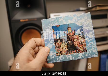 Paris, Frankreich - 12. Januar 2024: Eine unverwechselbare und Vintage-SACD des ikonischen Albums This Satanic Majesties Request wird präsentiert, mit einem Klipsch-Lautsprecher im Hintergrund, der das auditive Ambiente und den Retro-Vibe unterstreicht Stockfoto