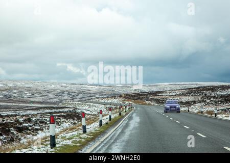 Autofahrt auf der A537 Macclesfield nach Buxton Road durch das schneebedeckte Axe Edge Moor im Cheshire Derbyshire Border Peak District Stockfoto