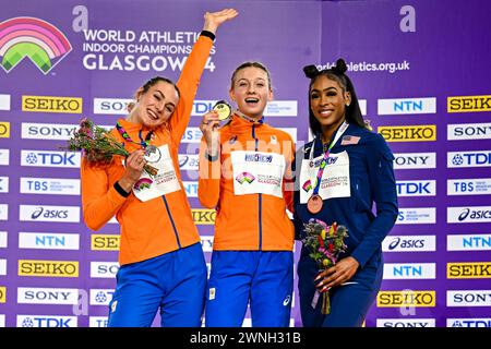 Glasgow, Großbritannien. März 2024. GLASGOW, VEREINIGTES KÖNIGREICH - 2. MÄRZ: Lieke Klaver Gewinnerin der Silbermedaille, Femke Bol der Niederlande Gewinnerin der Goldmedaille und neuer Weltrekordhalter, Alexis Holmes aus den USA gewann die brons-Medaille während der Medaillenzeremonie, nachdem er am 2. März 2024 im 400-m-Finale der Frauen am 2. Tag der Leichtathletik-Hallenweltmeisterschaft Glasgow 2024 in der Emirates Arena in Glasgow, Großbritannien, teilgenommen hatte. (Foto von Andy Astfalck/BSR Agency) Credit: BSR Agency/Alamy Live News Stockfoto