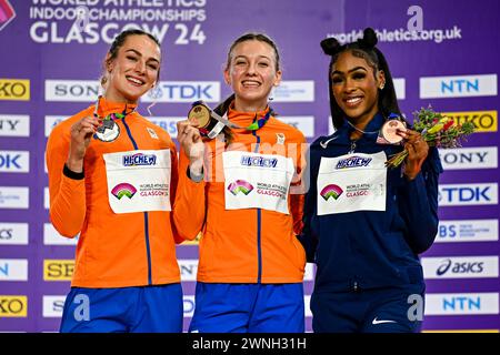 Glasgow, Großbritannien. März 2024. GLASGOW, VEREINIGTES KÖNIGREICH - 2. MÄRZ: Lieke Klaver Gewinnerin der Silbermedaille, Femke Bol der Niederlande Gewinnerin der Goldmedaille und neuer Weltrekordhalter, Alexis Holmes aus den USA gewann die brons-Medaille während der Medaillenzeremonie, nachdem er am 2. März 2024 im 400-m-Finale der Frauen am 2. Tag der Leichtathletik-Hallenweltmeisterschaft Glasgow 2024 in der Emirates Arena in Glasgow, Großbritannien, teilgenommen hatte. (Foto von Andy Astfalck/BSR Agency) Credit: BSR Agency/Alamy Live News Stockfoto