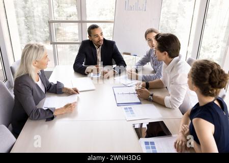 Vormittagsbesprechung des multiethnischen Designers im Vorstandssitz der Firma Stockfoto