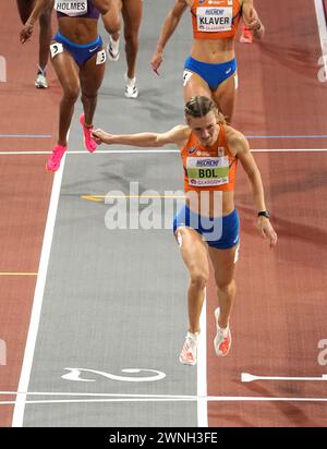 Die niederländische Femke Bol überquert die Ziellinie und stellt ihren Weltrekord in den 400-Meter-Strecken der Frauen am zweiten Tag der Leichtathletik-Weltmeisterschaft in der Emirates Arena in Glasgow auf. Bilddatum: Samstag, 2. März 2024. Stockfoto