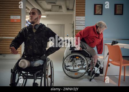 Lviv, Ukraine. Januar 2024. Adrien Vautier/Le Pictorium - im Zentrum der Supermenschen in Lemberg - 29/01/2024 - Ukraine/Lemberg - Denis Kryvenko, Mitglied der 57. Brigade, wurde im Januar 2023 an der Bakhmut-Front verwundet. Seine Beine und sein linker Arm wurden amputiert. Nach 10 Monaten Rehabilitation begann er als 1. Kontaktbeamter für Neuankömmlinge zu arbeiten. Lemberg, 29. Januar 2024. Quelle: LE PICTORIUM/Alamy Live News Stockfoto