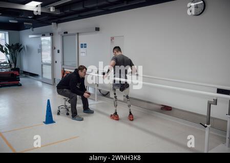 Lviv, Ukraine. Januar 2024. Adrien Vautier/Le Pictorium - im Superhuman-Zentrum in Lemberg - 29/01/2024 - Ukraine/Lemberg - Ein Patient lernt mit seiner Prothese zu gehen. Lemberg, 29. Januar 2024. Quelle: LE PICTORIUM/Alamy Live News Stockfoto